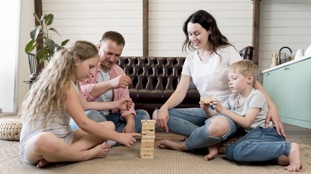 Familia jugando en el piso